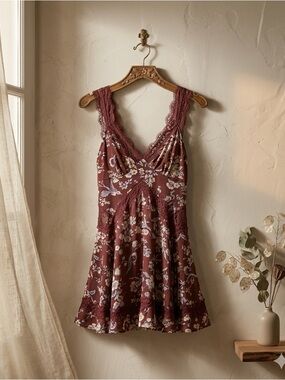 Urban Outfitters Tiffany Lace Mini Dress M Burgundy NWT